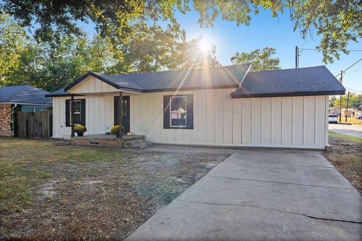 Property Photo: 1047 Davis Street N TX 75482