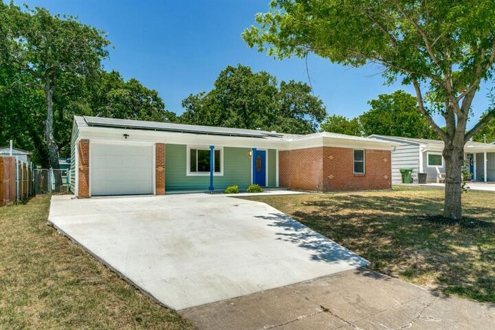 Property Photo: 748 Oak Drive TX 76053