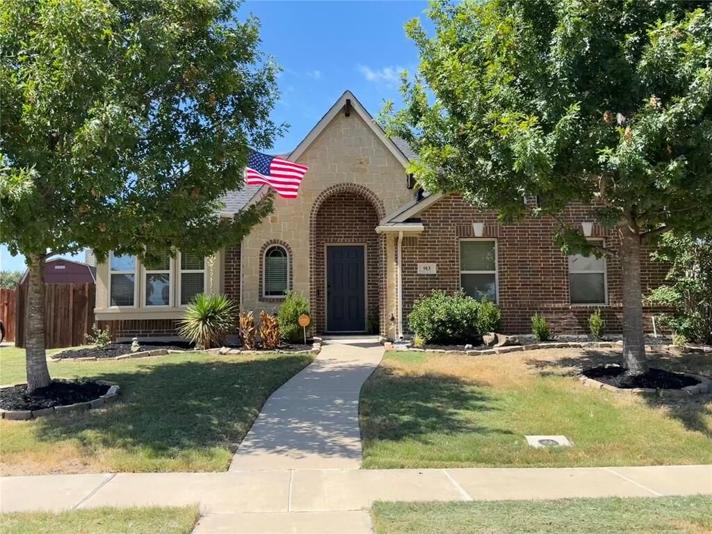 Property Photo:  913 Mill Pond Drive  TX 76065 