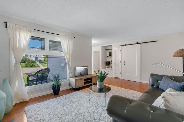 Property Photo:  24 Shawcliffe Road SW  AB T2Y 1G2 