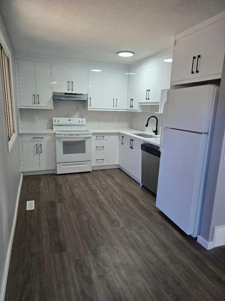 Property Photo:  215 Pineset Place NE  AB T1Y 3Y7 
