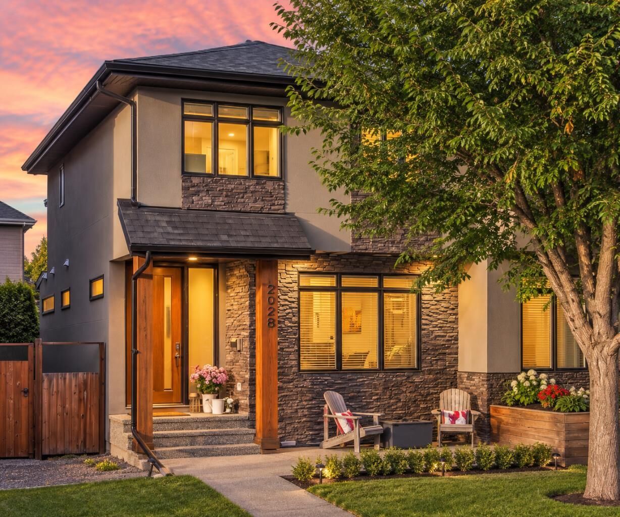 Property Photo:  2028 37 Avenue SW  AB T2T 2H5 