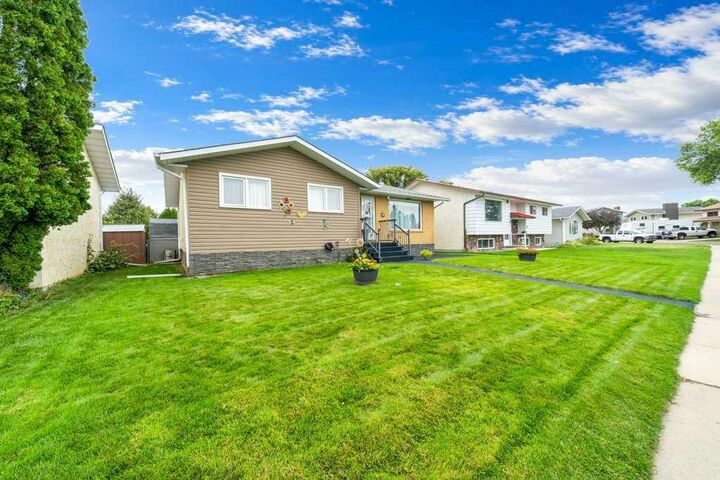 Property Photo:  29 Cairns Way SE  AB T1B 1M3 