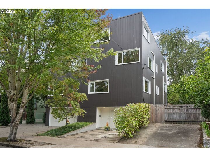 Property Photo: 3745 NE Mallory Ave OR 97212