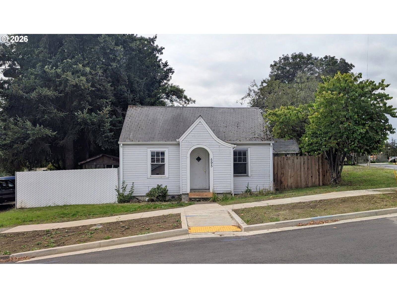 Property Photo:  595 SW Clay St  OR 97338 