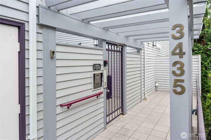 Property Photo:  3435  California Avenue SW 103  WA 98116 