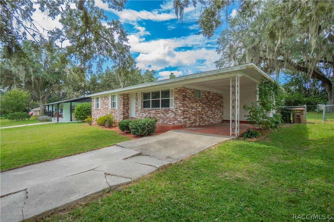 Property Photo:  658 SE 33rd Avenue  FL 34471 