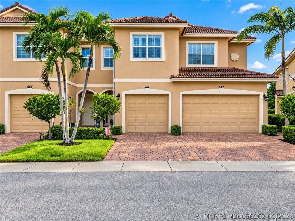 Property Photo: 651 SW Glen Crest Way FL 34997