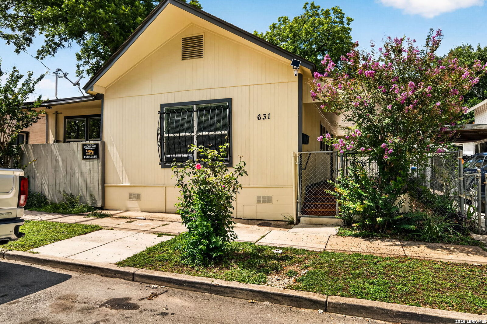 Property Photo:  631 E Mistletoe  TX 78212 