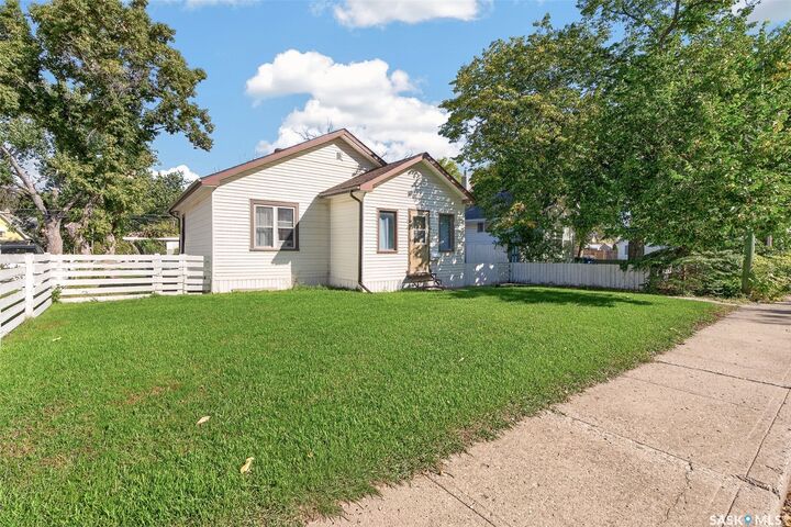 Property Photo:  410 Grandview Street W  SK S6H 5L1 