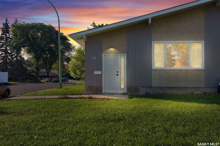 Property Photo: 176-178 Rothwell Crescent SK S4N 1R8