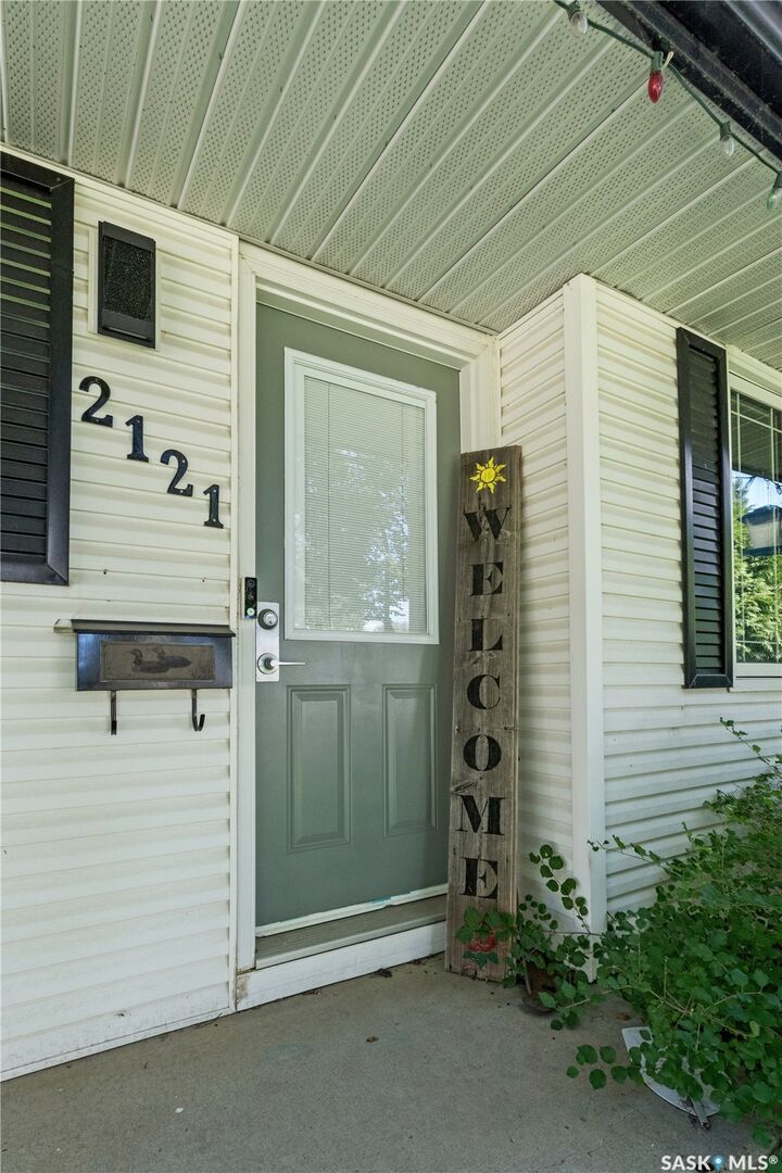 Property Photo: 2121 Richardson Road SK S7L 4B9
