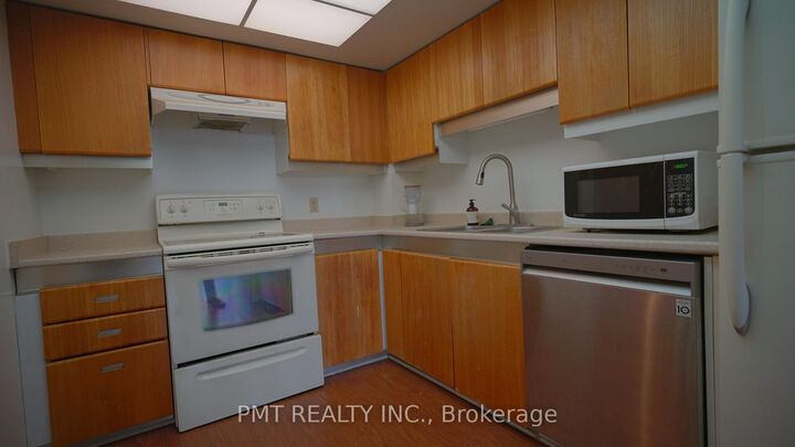 Property Photo: 65 Harbour Square 3107 ON M5J 2L4