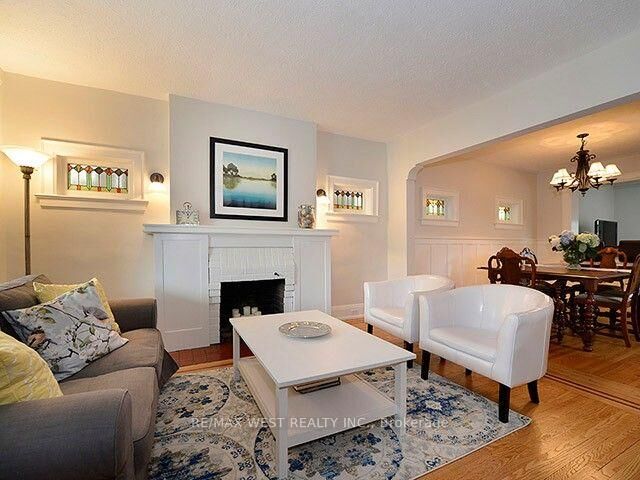 Property Photo:  811 Coxwell Avenue  ON M4C 3E5 