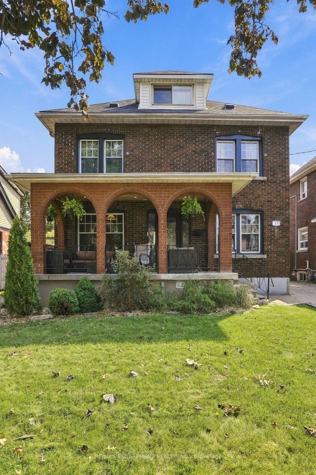 Property Photo:  17 Tuxedo Avenue S  ON L8K 2R7 