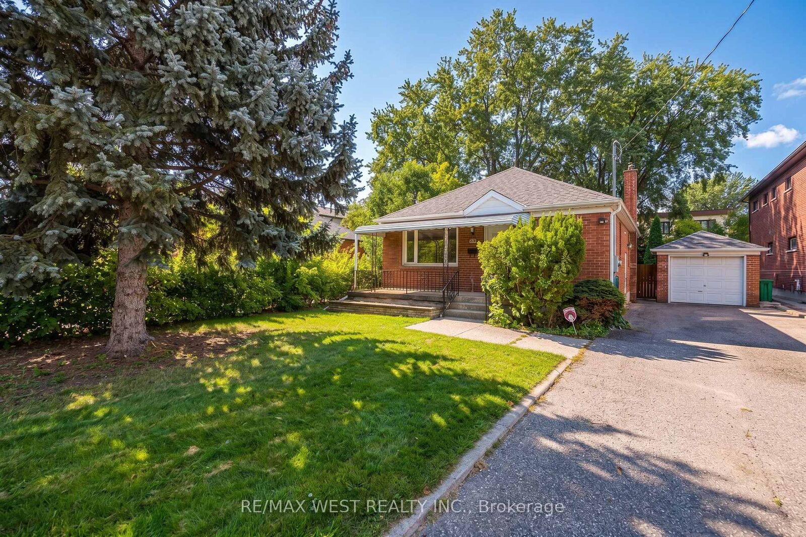 Property Photo:  32 Pine Avenue N  ON L5H 2P8 