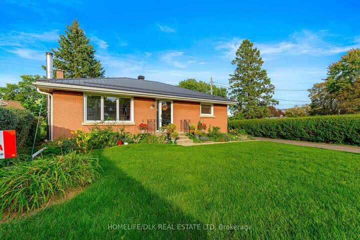 Property Photo:  11 Fairmont Place  ON K6V 3G4 