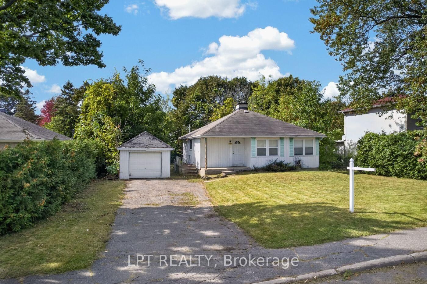 Property Photo: 868 Mountainview Avenue ON K2B 5G2