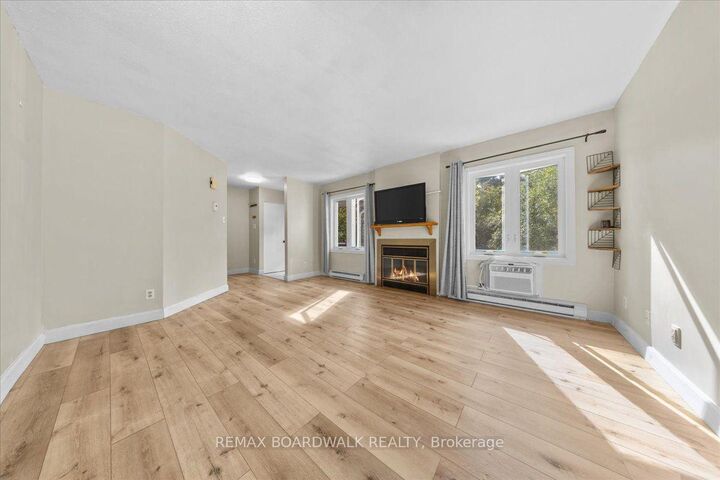 Property Photo: 7 Timberview Way 6 ON K2H 9M5
