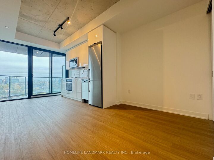 Property Photo:  195 McCaul Street 1015  ON M5T 0E5 