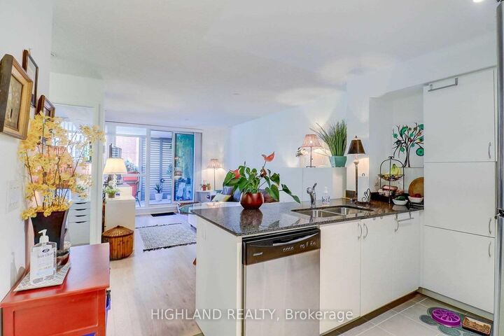 Property Photo:  800 Lawrence Avenue W 303  ON M6A 1C3 
