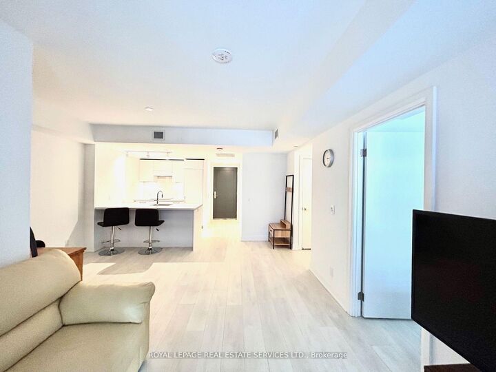 Property Photo: 33 Frederick Todd Way 434 ON M4G 0C9