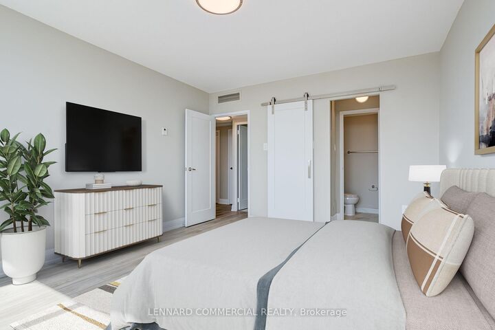 Property Photo:  60 Pleasant Boulevard 3207  ON M4T 1K1 