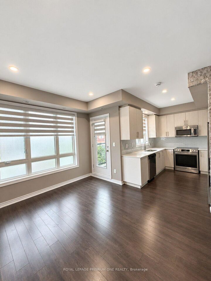 Property Photo:  95 Kayla Crescent 14  ON L6A 4W3 