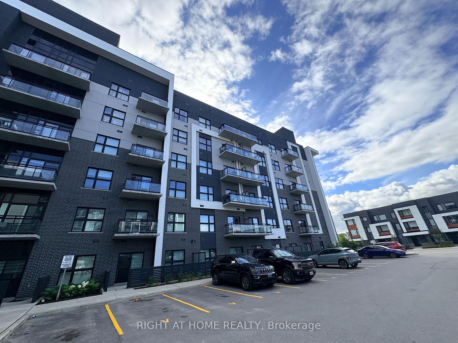 Property Photo:  102 Grovewood Common 527  ON L6H 0X2 