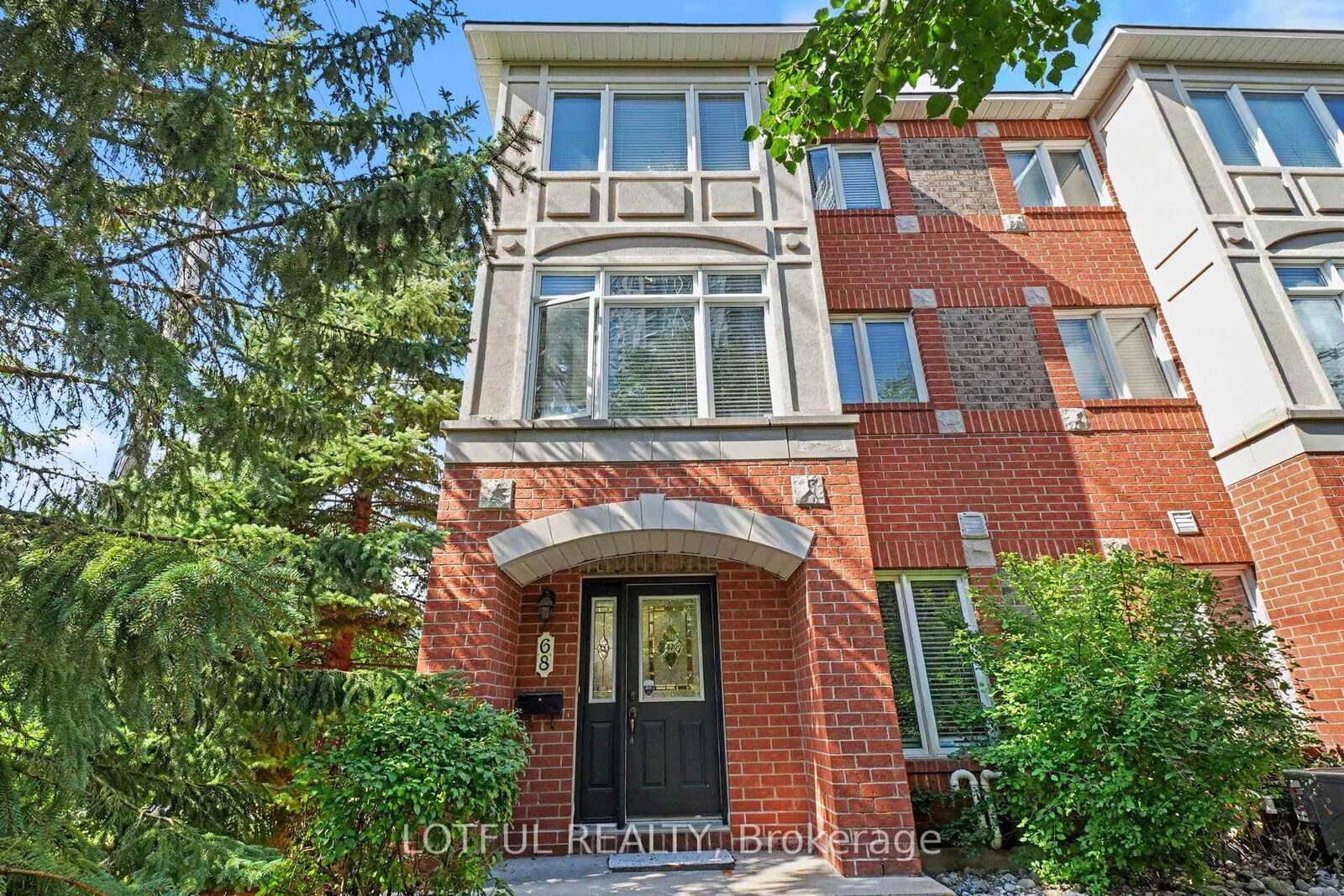 Property Photo: 68 Metropole Private ON K1Z 1G1
