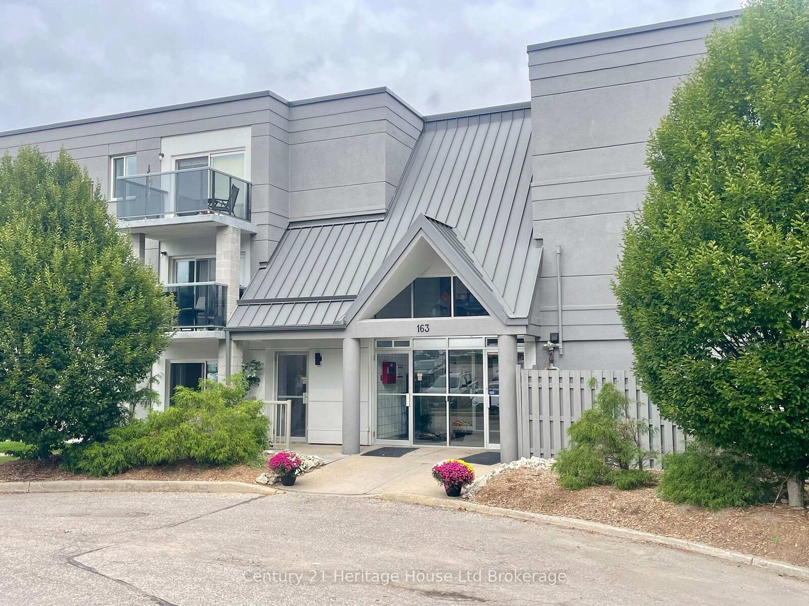Property Photo:  163 Ferguson Avenue 202  ON N4V 1A6 