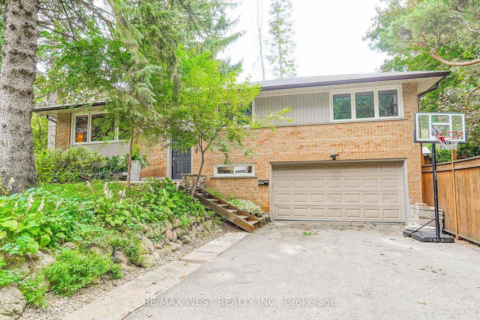 Property Photo:  3062 O'Hagan Drive  ON L5C 2C5 