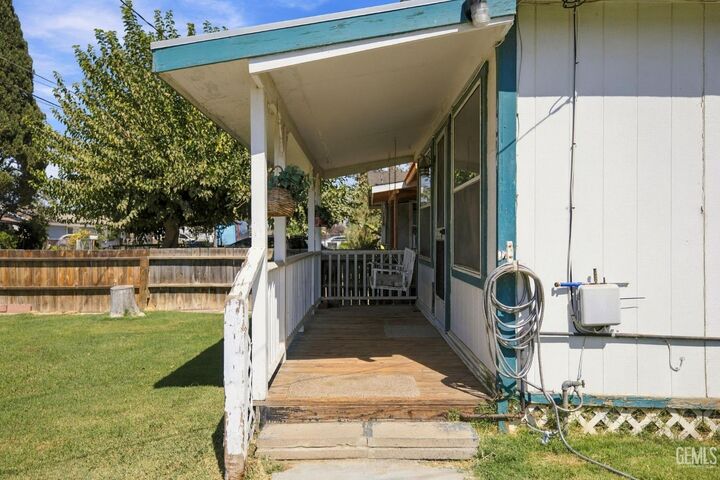 Property Photo:  1074 Park Lane  CA 93263 