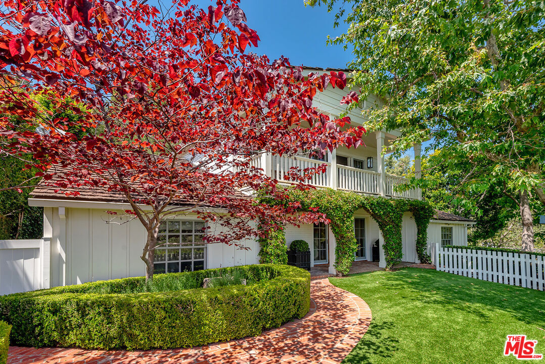 Property Photo:  11532 Thurston Cir  CA 90049 
