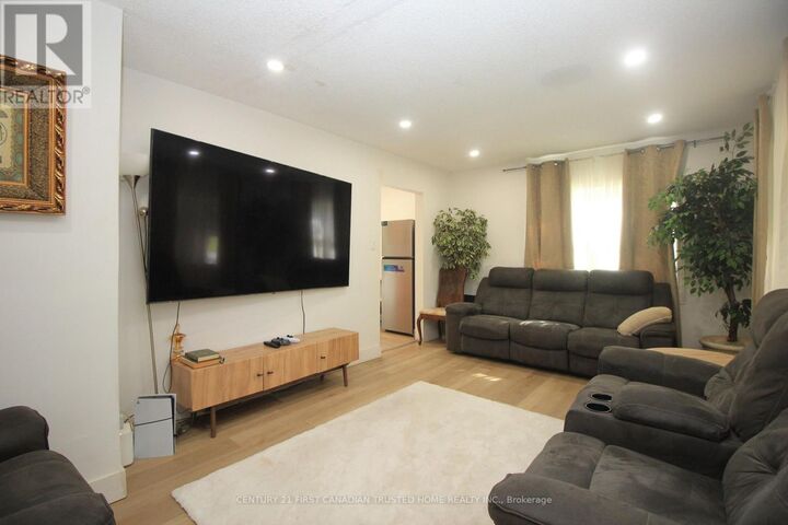 Property Photo:  190 Helena Avenue  ON N5Z 3M2 