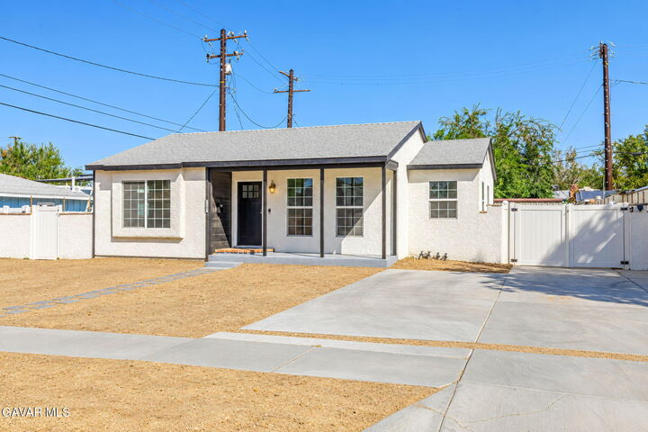 Property Photo: 1309 W Jackman Street CA 93534