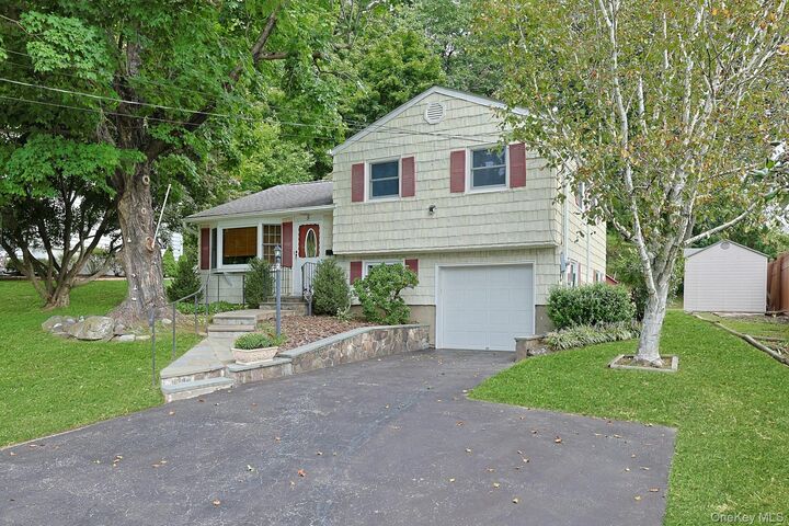 Property Photo:  5 Seward Court  NY 10548 