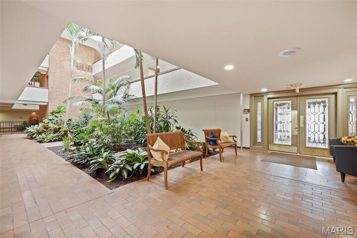 Property Photo: 950 E Rue De La Banque 314 MO 63141