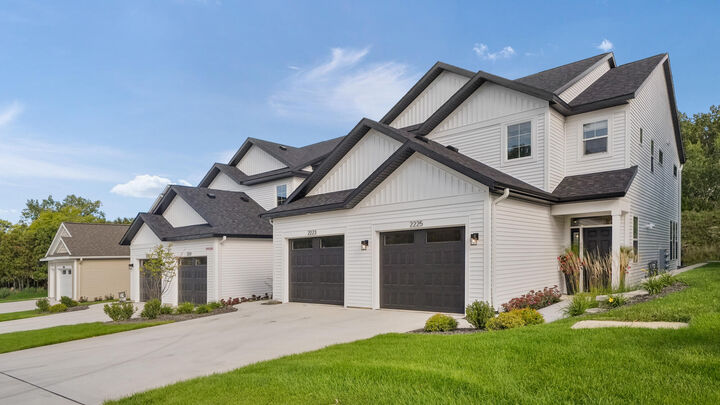 Property Photo:  2225 Watertown Way NE  MI 49505 