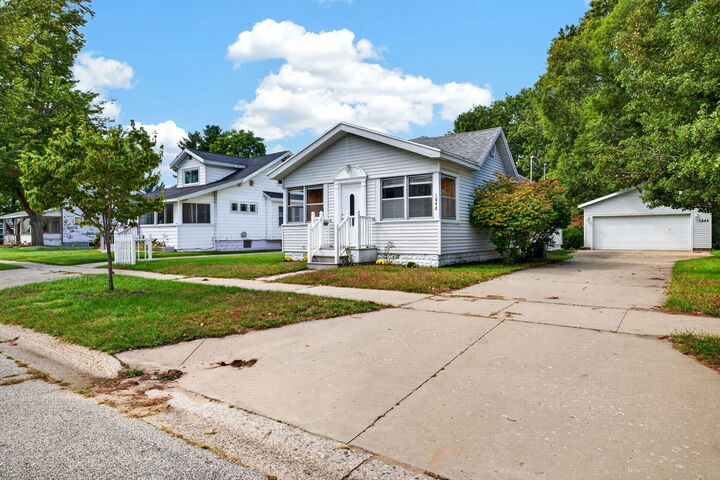 Property Photo: 1842 Mills Avenue MI 49445