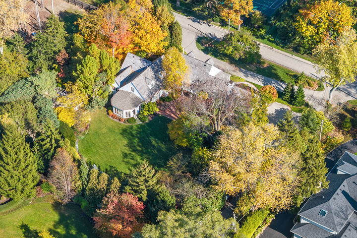 Property Photo: 1070 Meadow Lane IL 60045