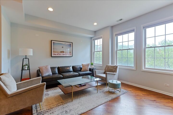 Property Photo: 7028 N Ridge Boulevard 2S IL 60645