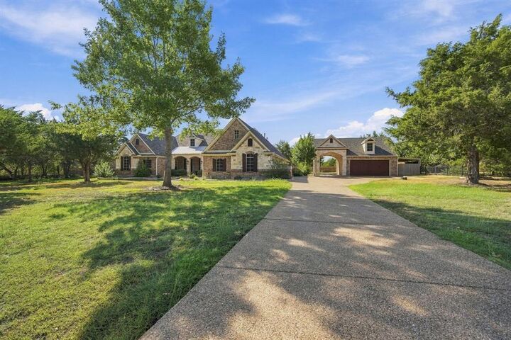Photo de la propriété:  4050 Wisteria Trail  TX 76065 