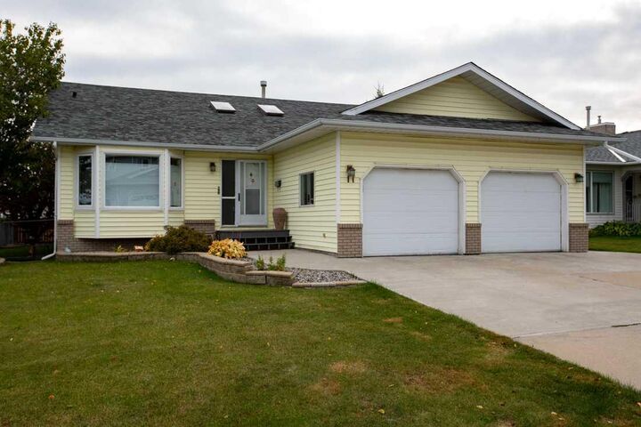 Property Photo:  11 Maple Place  AB T0M 0S0 