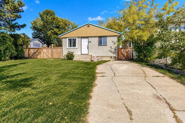 Property Photo:  9320 106 Avenue  AB T8V 1H7 