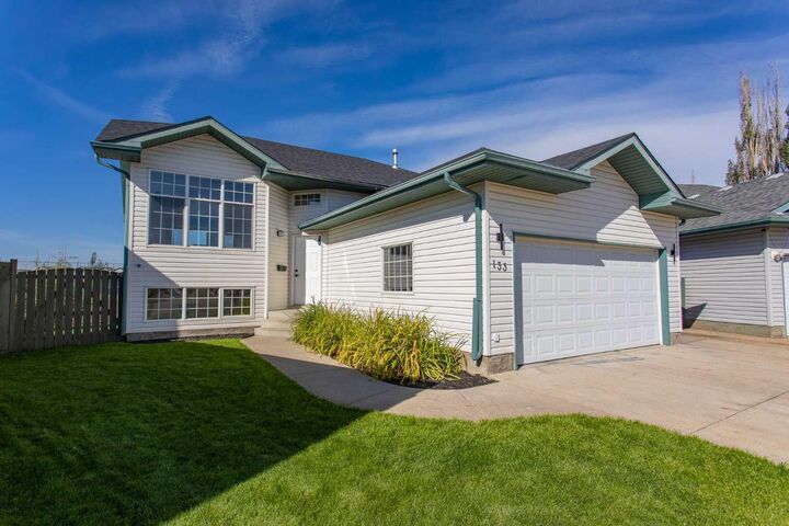 Property Photo:  133 Wellington Close  AB T0M 0J0 