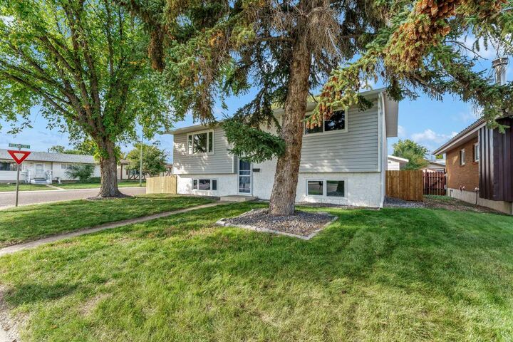 Property Photo:  60 Gray Crescent NW  AB T1A 7E1 