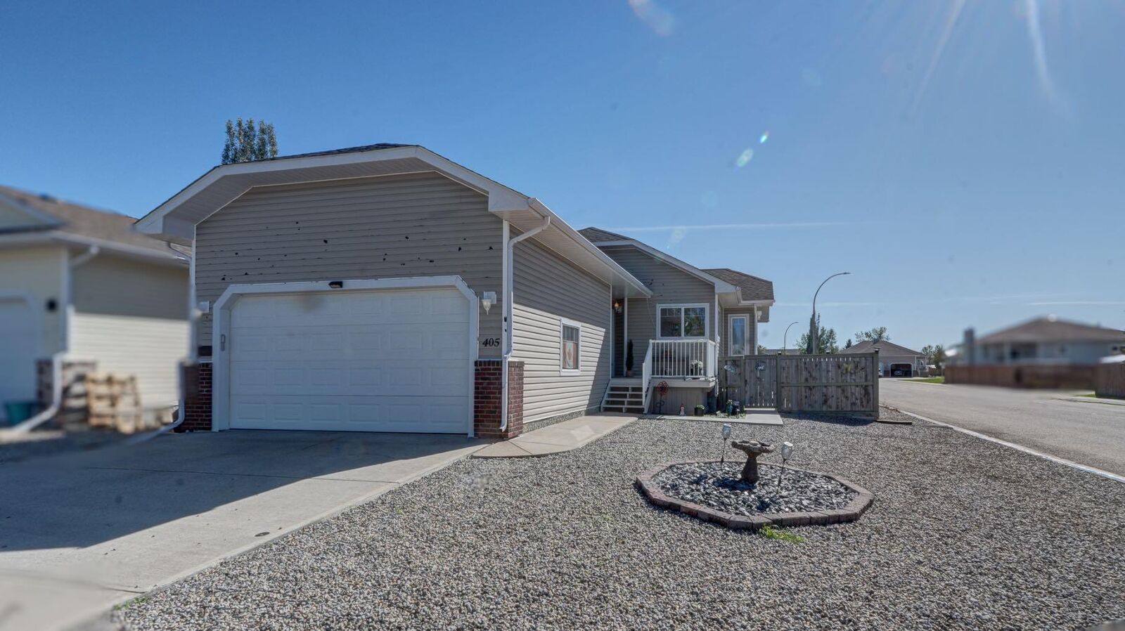Property Photo:  405 46 Avenue W  AB T0L 0T0 