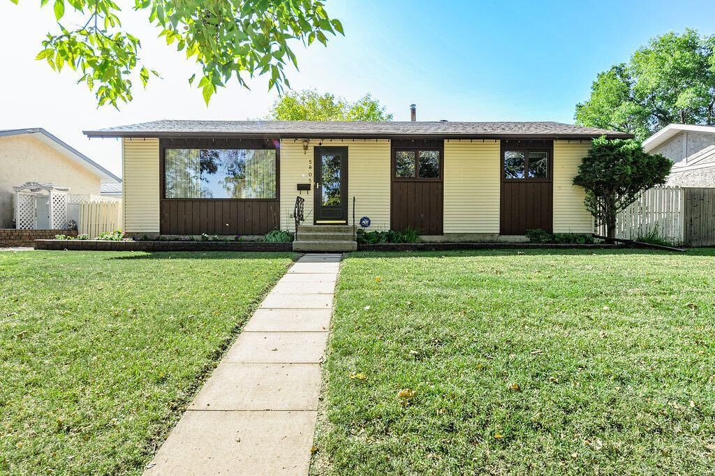 Property Photo:  5805 43 Avenue  AB T4V 0A5 