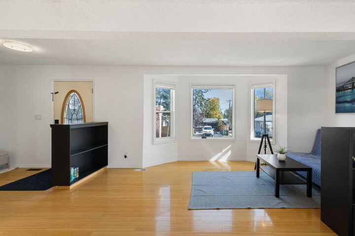 Property Photo:  6907 6 Street SW  AB T2V 5H8 